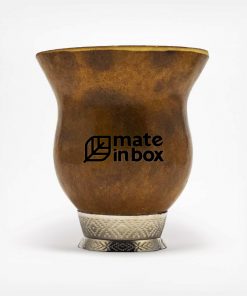 Cuia de porongo para mate tradicional gaúcho com a logo Mate in box em fundo branco. Cuia com base fixa em alumínio. Cuia de tamanho médio/pequena, para uso individual ou pequenas rodas de mate. Produto pode sofrer diferenciações por se tratar de um produto natural.