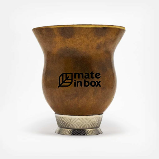 Cuia de porongo para mate tradicional gaúcho com a logo Mate in box em fundo branco. Cuia com base fixa em alumínio. Cuia de tamanho médio/pequena, para uso individual ou pequenas rodas de mate. Produto pode sofrer diferenciações por se tratar de um produto natural.