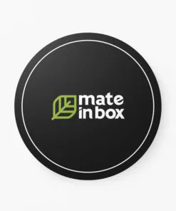Cevador logo Mate in Box. Cevador Preto com logo central. Folha de erva-mate verde. Círculo branco em volta.