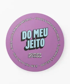 Cevador "Do Meu Jeito" Mate in Box Colecionável. Cevador roxo com letras em azul bebê e branco. No cevador: Do meu jeito em azul. Dizeres: "É meu Mate e minhas regras - Todos somos Erva-mate - é quente e é gelado - É em chá ou na Cuia" em branco.