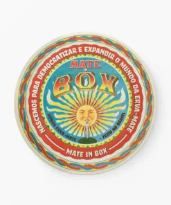 Cevador (Vira Mate) Mate in Box colecionável. Imagem que remete a um rótulo antigo das barricas de erva-mate. Ilustração de um sol em fundo azul. Em escrito: Brazilio Celestino D' Oliveira. Fabricante e exportador de erva-mate.
