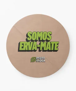 Cevador para Mate Chimarrão "Somos Erva-mate" do Mate in Box. Colecionável. No cevador: "Somos erva-mate" em verde opaco, com sombreamento na parte central. Logo Mate in Box embaixo. Fundo com marcas de papelão ilustradas.