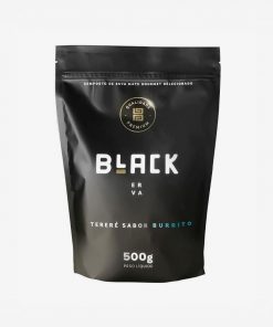 Pacote de erva-mate black, na cor preta em fundo branco, com poucas inscrições. Em escrito: Composto de erva-mate gourmet selecionado Black Erva.. Tereré sabor burrito. 500 gramas.