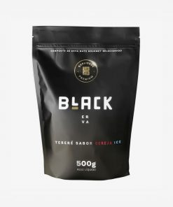 Pacote de erva-mate black, na cor preta em fundo branco, com poucas inscrições. Em escrito: Composto de Erva-mate Gourmet selecionado Black Erva.. Tereré sabor cereja ice. 500 gramas.