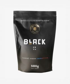 Pacote de erva-mate black, na cor preta em fundo branco, com poucas inscrições. Em escrito: Composto de erva-mate gourmet selecionado Black Erva.. Tereré sabor energético. 500 gramas.