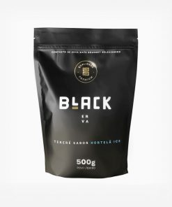 Pacote de erva-mate black, na cor preta em fundo branco, com poucas inscrições. Em escrito: Composto de erva-mate qualidade premium Black Erva.. Tereré sabor Hortelã Ice 500 gramas.