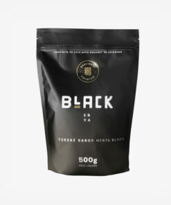 Pacote de erva-mate black, na cor preta em fundo branco, com poucas inscrições. Em escrito: Composto de erva-mate qualidade premium Black Erva.. Tereré sabor Menta Black. 500 gramas.