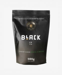 Pacote de erva-mate black, na cor preta em fundo branco, com poucas inscrições. Em escrito: Composto de erva-mate qualidade premium Black Erva.. Tereré sabor menta e boldo. 500 gramas.