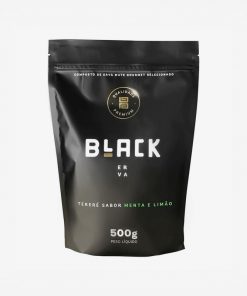 Pacote de erva-mate black, na cor preta em fundo branco, com poucas inscrições. Em escrito: Composto de erva-mate qualidade premium Black Erva.. Tereré sabor menta e limão. 500 gramas.