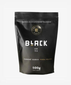 Pacote de erva-mate black, na cor preta em fundo branco, com poucas inscrições. Em escrito: Composto de erva-mate gourmet selecionado Black Erva.. Tereré sabor pura folha (natural). 500 gramas.