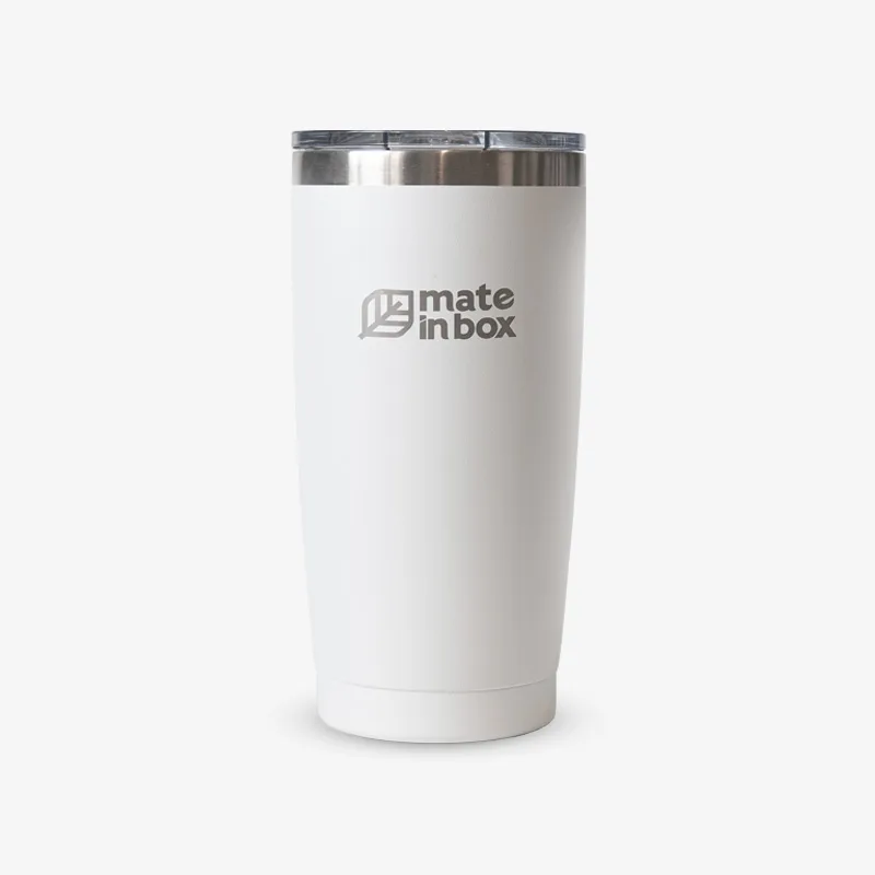 Copo Térmica 600 emiélis inox Mate in Box em fundo Branco. Produto é longo, com largura uniforme por todo o produto. Possui uma tampa para melhora da capacidade térmica principalmente em beibidas quentes.