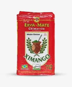Erva-mate Ximango Chimarrão Moída Grossa em fundo branco. Pacote vermelho com logo da ximango no centro e nome embaixo, em verde. Pacote de 1 quilograma de erva-mate. A vácuo.